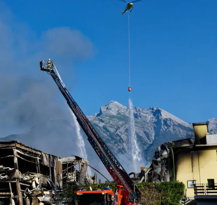 Camion de pompier avec un hélicoptère.