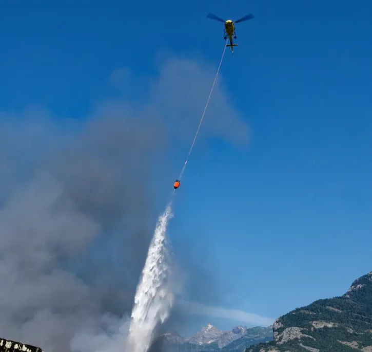 Hélicoptère qui éteint un feu.