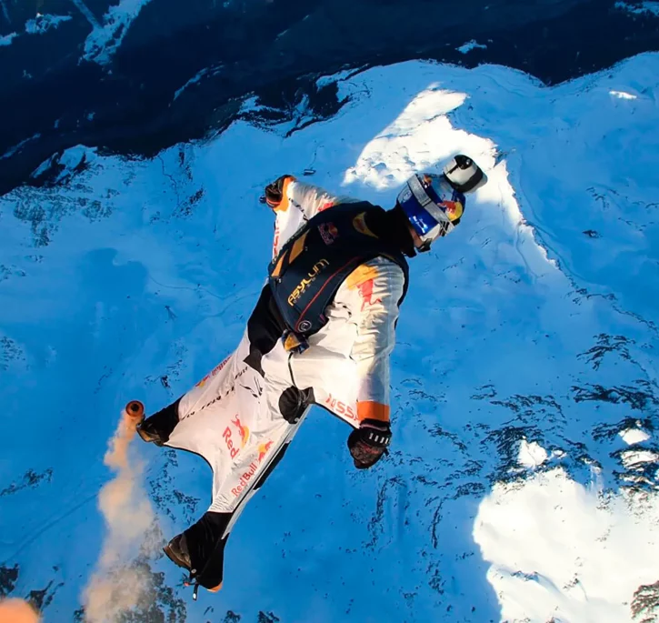 Photo d'un wingsuit en vol de près au dessus des Alpes Suisse.