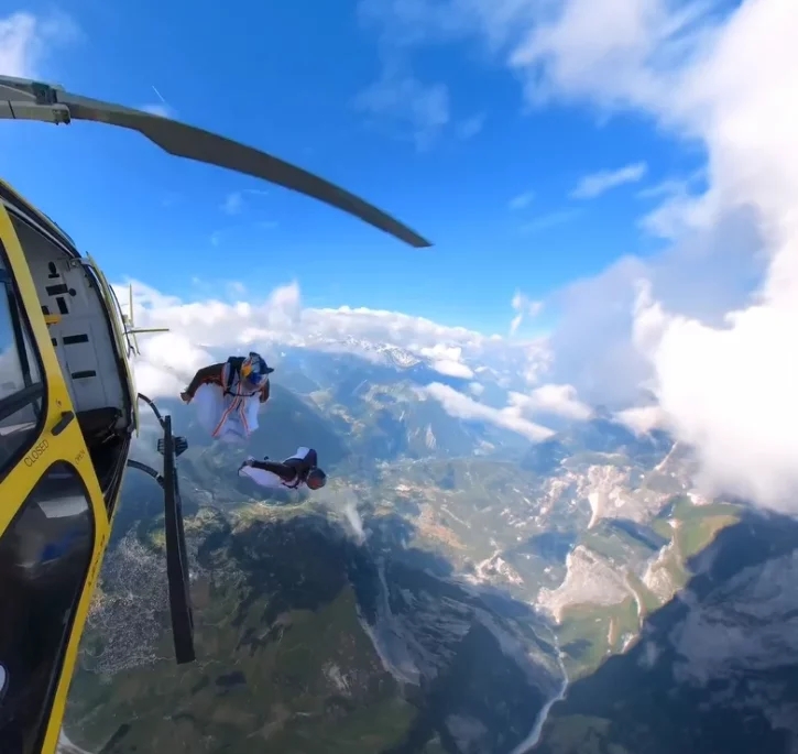 Largage de wingsuit à bord d'un AS350B3, l'été dans les Alpes Valaisannes.