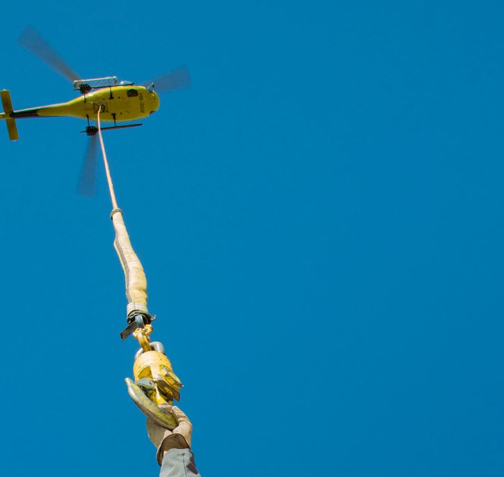 Transport de matériel par hélicoptère.
