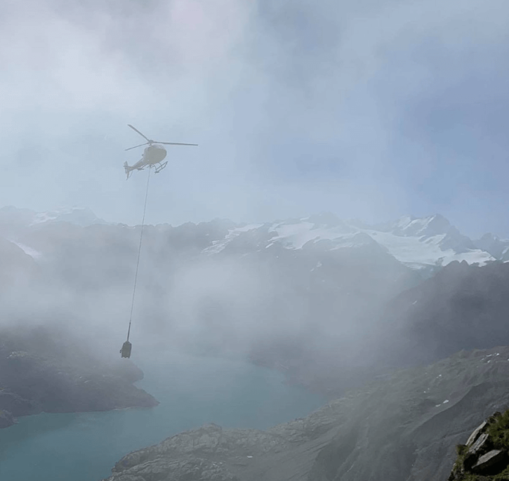 Ravitaillement de cabane en hélicoptère dans les nuages.