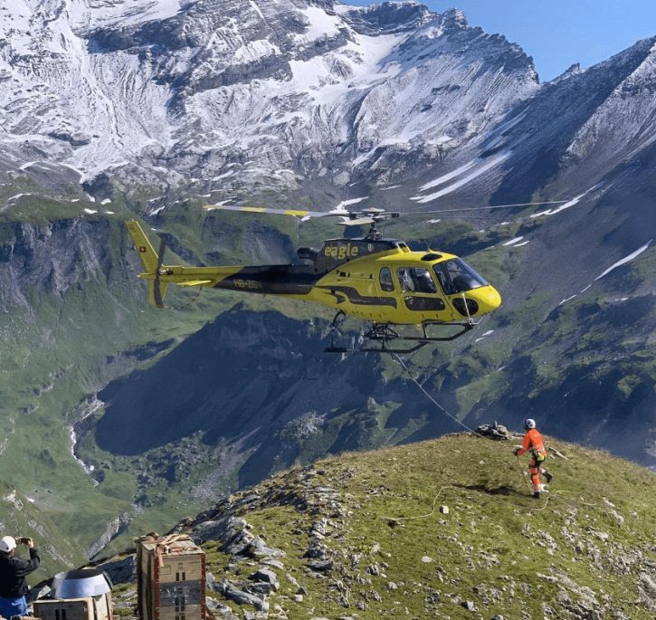 Transport aérien de nourriture pour une cabane de montagne dans les Alpes Suisse.
