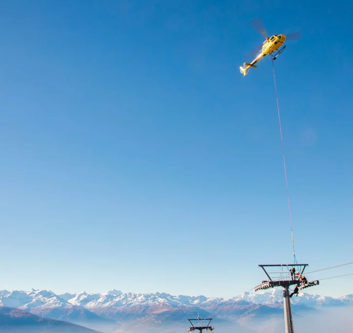 Photo du paysage suisse avec un hélicoptère.