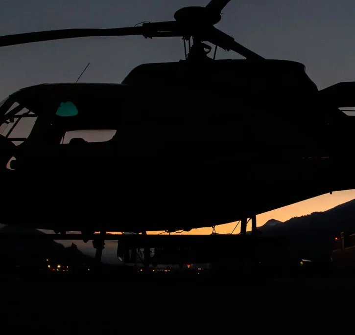 Coucher de soleil avec un hélicoptère sur la base de Sion.