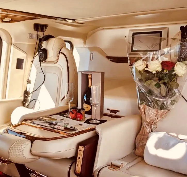 AW169 configuré pour un vol VIP avec champagne et bouquet de fleur.